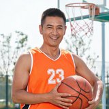 一位中年男性篮球爱好者，面带微笑
