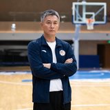 一位中年男性篮球教练，气质沉稳