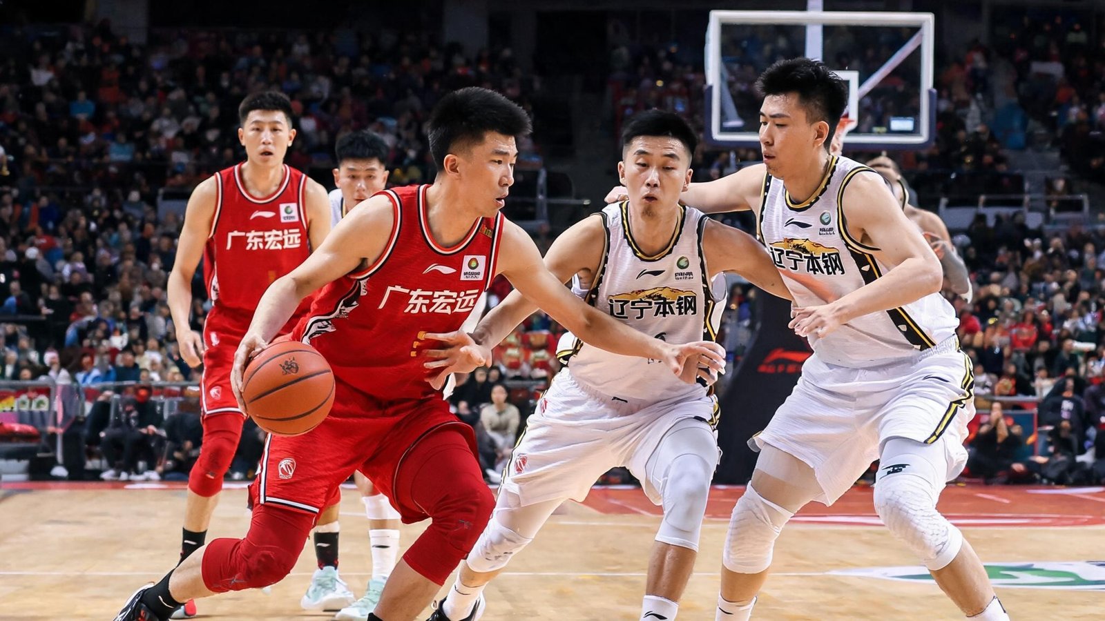 广东宏远对阵辽宁本钢的CBA焦点战，两队球员激烈对抗